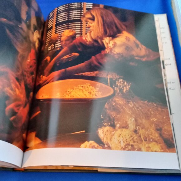 MARTHA STEWART'S CHRISTMAS ENTERTAINING DECORATING AND GIVING 1989 - Picture 5 of 7